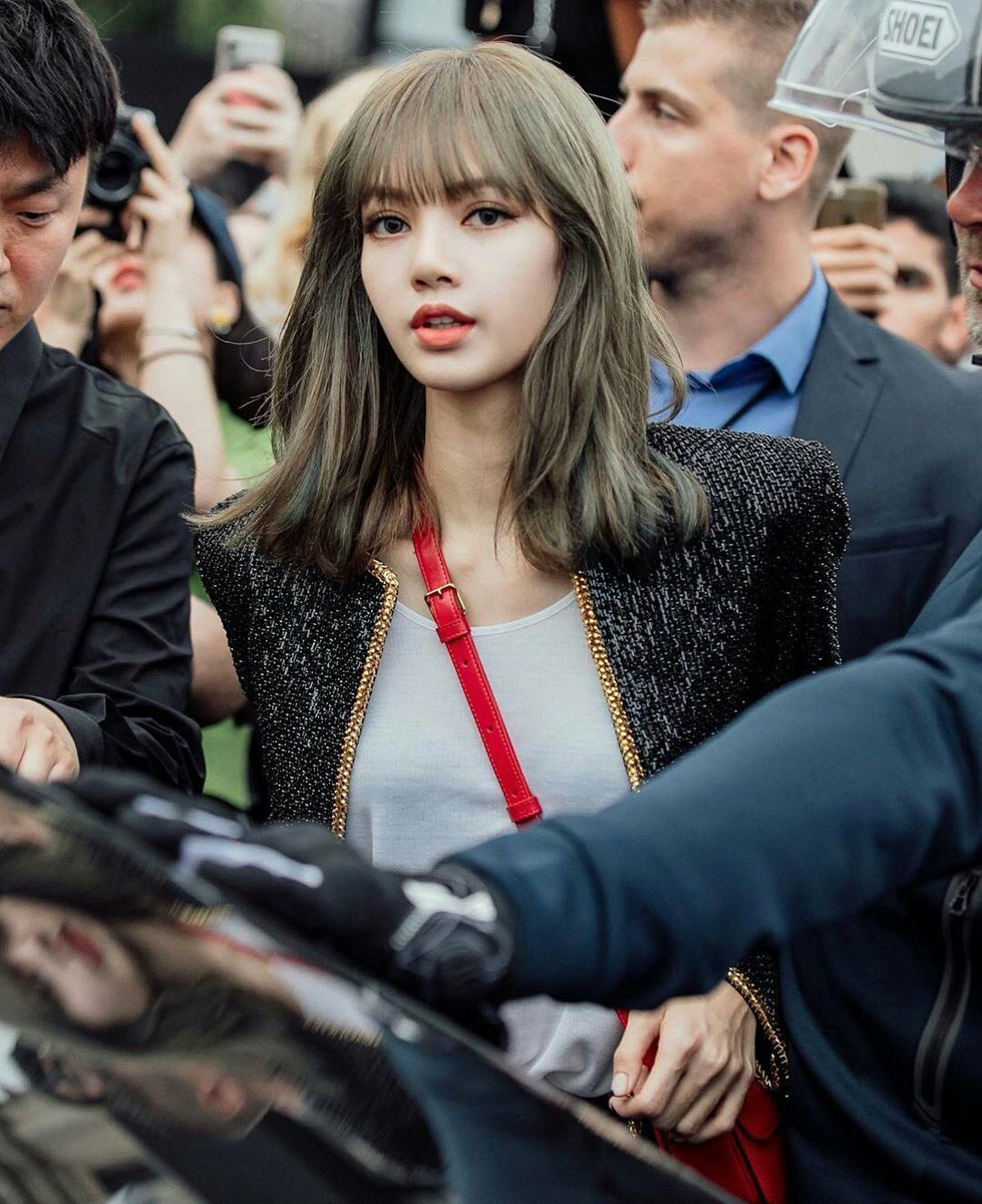 DEARMYLILI_VN's tweet image. Nhớ lúc trước kia cái ngày mà Lisa đi sự kiện mình cũng đã ngồi và trend như thế này, thật hạnh phúc khi bây giờ vẫn vậy. Mình luôn muốn Lisa được hạnh phúc, được vui vẻ, bởi vì mình yêu Lisa nhiều nhiều lắm ❤️‍🔥 cục cưng à
SAFE FLIGHT LALISA
#LisaAimeParis