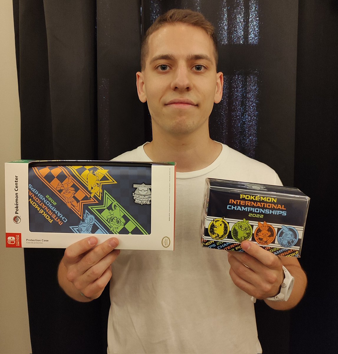 TPCI m'a ruiné je vous en fais profiter un peu:
RT+Follow pour tenter de gagner une pochette de protection Nintendo Switch et une Deck Box exclusives du championnat US Pokémon !

🎁 Le vainqueur remporte les 2 lots livrés chez lui.
⏱️ Tirage au sort le 29/06 à 19h.