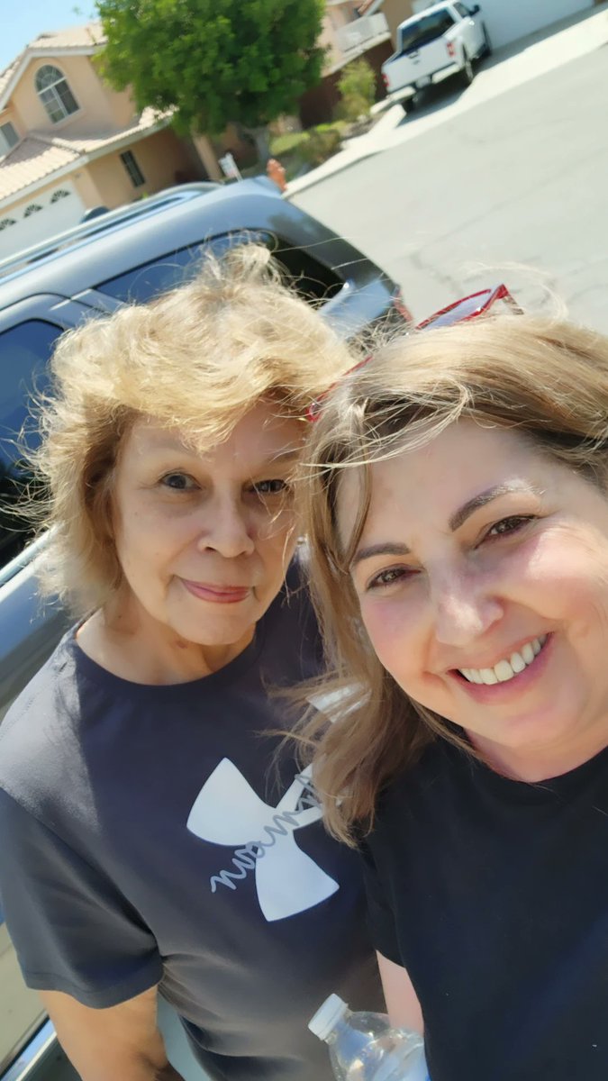 torresnina73's tweet photo. Doing what we do! Thank you Gloria for helping families in need! So thankful for you! Love you girl!#seedsofhope #communityservants https://t.co/OhFgqulZqF
