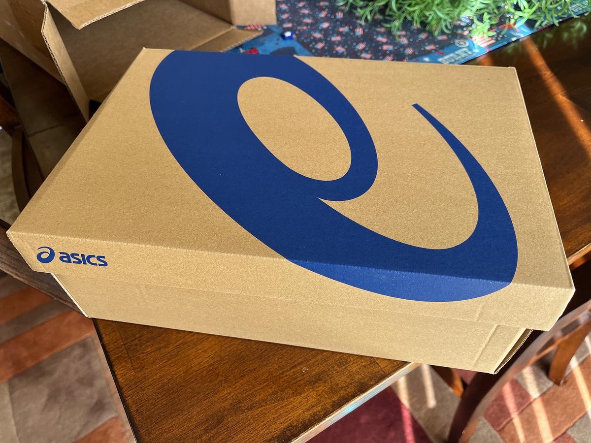 ToddKunzTV's tweet photo. Hey, look what’s in the box. My new #asics came today! Can’t wait to take them for a spin. Only two weeks until the @StarValleyHalf! #novablast2 #run #runner #running #newshoes #halfmarathontraining #justrun #runningwarehouse @ASICSamerica @Runkeeper https://t.co/buGF0I2ajK