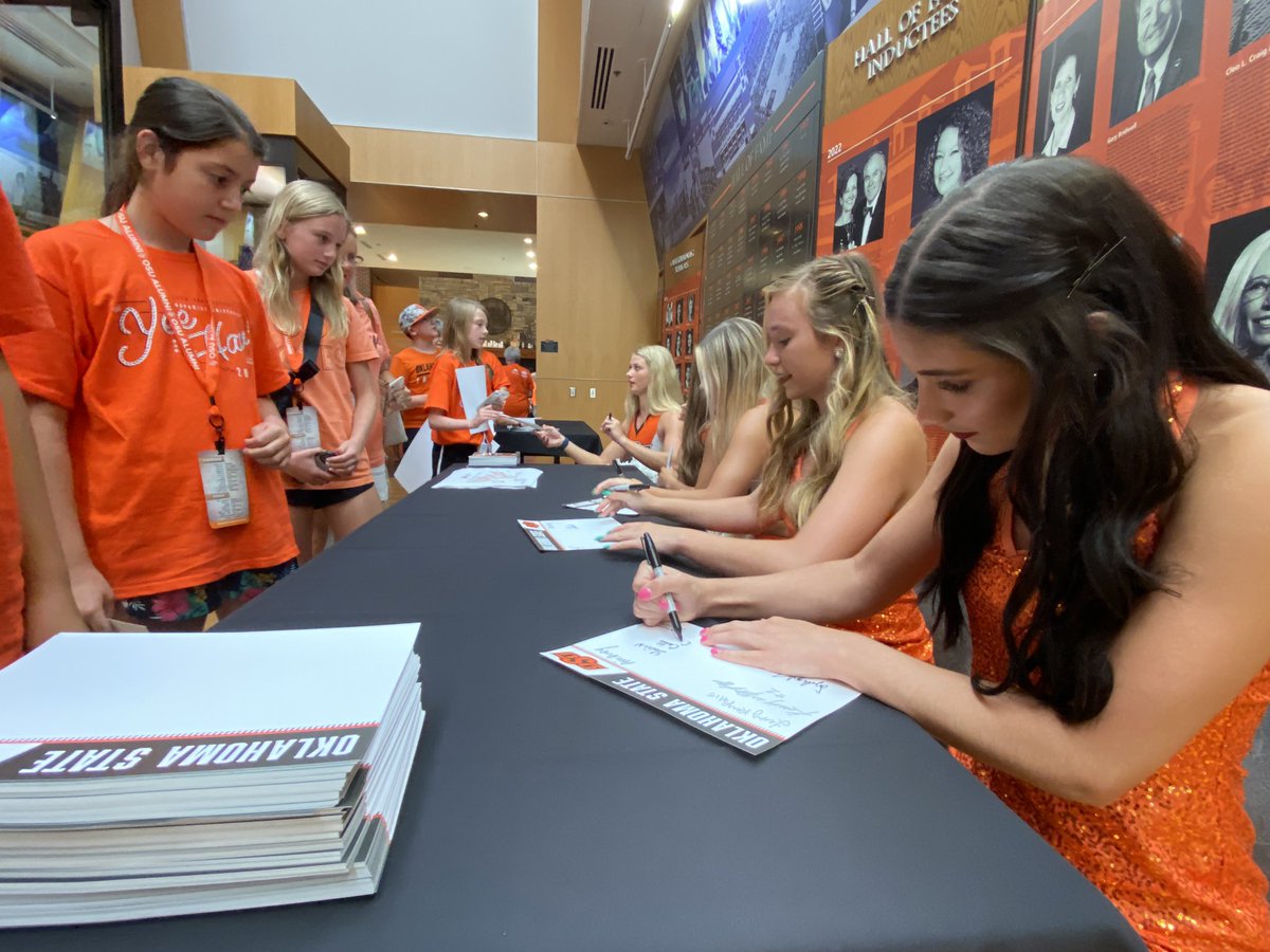 OKStateAlumni's tweet photo. Pull out your pens! 🖊 Autographs with @OSUWBB and @osuspiritgroup along with photos with @OSUPistolPete at #GPU22!

#okstate | #GoPokes https://t.co/vh9zHGMP2V
