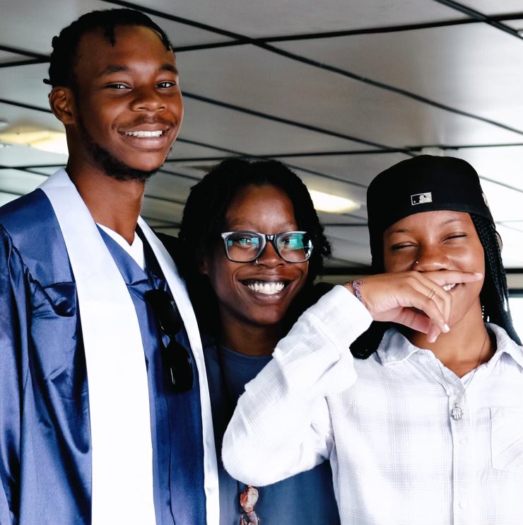 deanasia6's tweet image. Obsessed with my siblings. #graduation #Classof2022