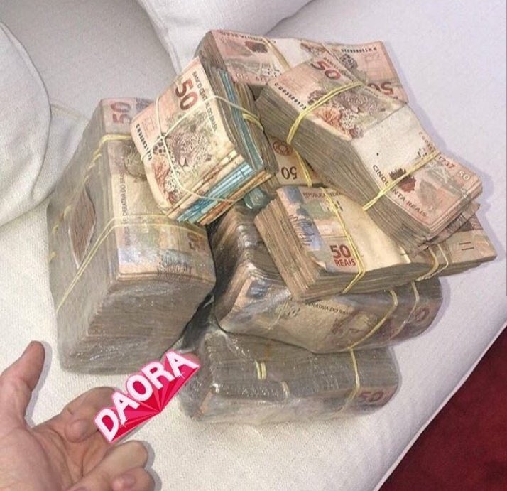 eutiopatinhas's tweet photo. “o dinheiro não é tudo, mas sem ele você não é nada!” 💸 https://t.co/sWdfQ4wOqP