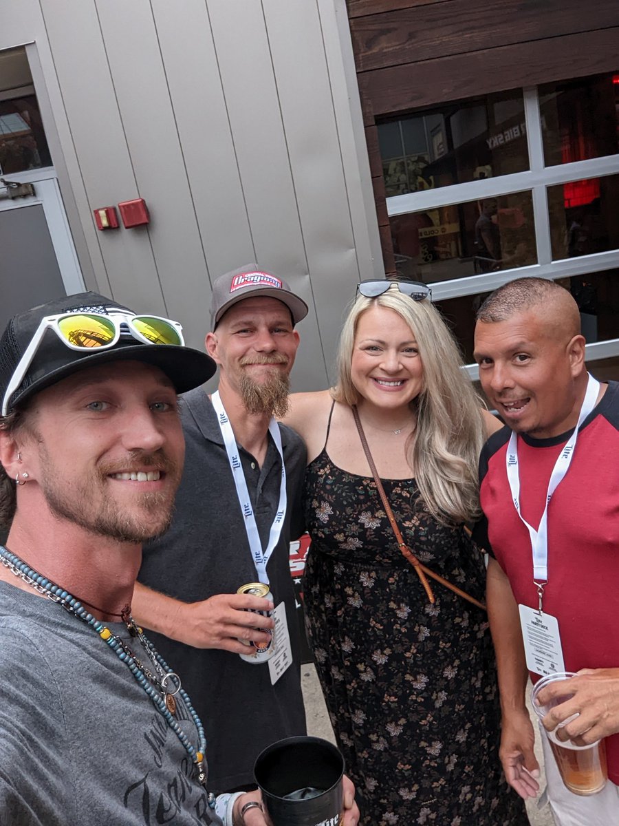 First concert since becoming #sober with <a href="/ItsHappyAli/">Ali</a> and friends!!! #hcnkc <a href="/LancoMusic/">LANCO</a> going to rock <a href="/KCPLDistrict/">KCPLDistrict</a> with <a href="/wolfkansascity/">106.5 The WOLF</a> pic.x.com/TTFpcWGMHU