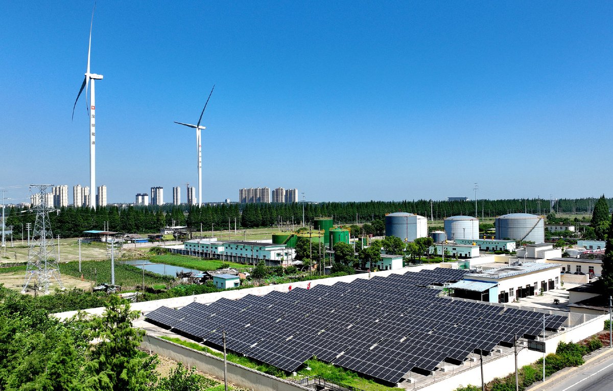 SinopecNews's tweet photo. Since June, the first batch of distributed PV generation projects in Sinopec Jianghan Oilfield has connected the power system to the grid, boasting an annual capacity of 930,000 kWh. #CleanerEnergyBetterLife https://t.co/RXknkIDSQe