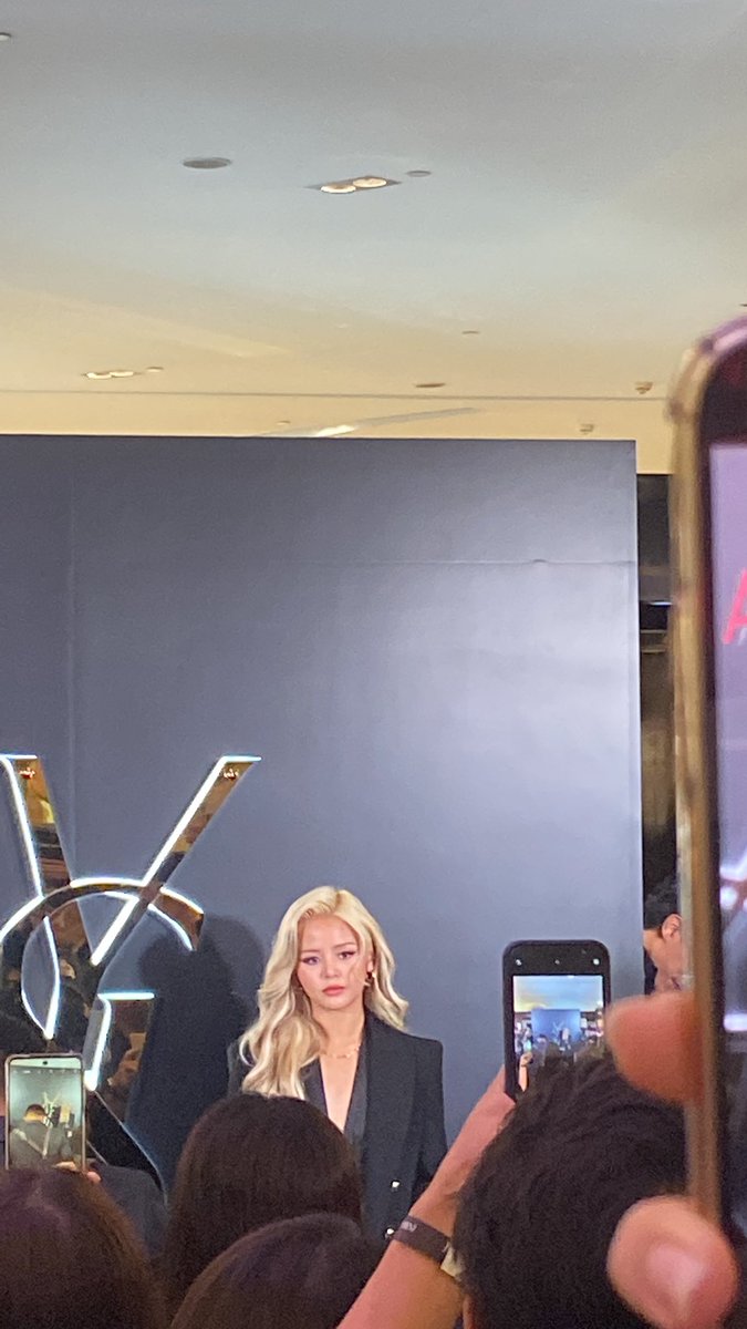 twinklemarky's tweet photo. she is so pretty ,, i still cant believe i got to see her https://t.co/AbeBd84Kk7