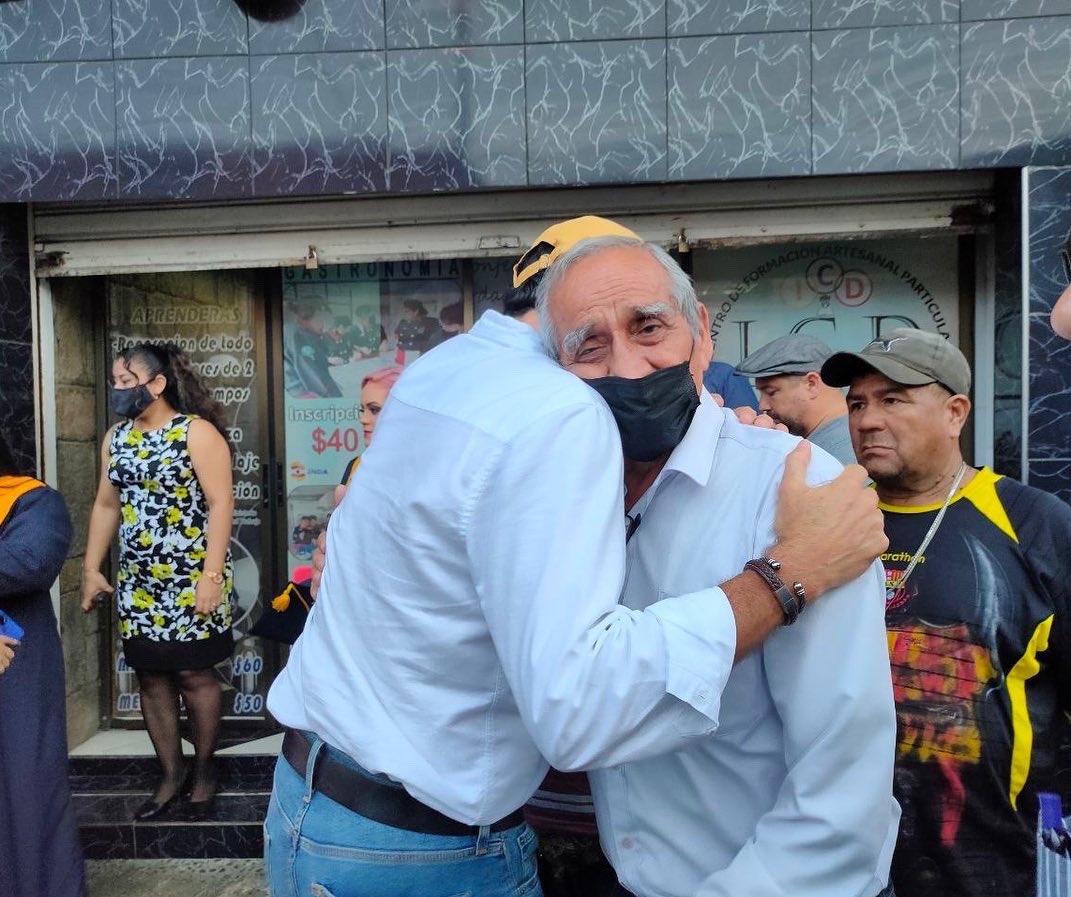 Seguimos integrando a los vecinos de los barrios de Guayaquil, ya son más de 50 mil ciudadanos que se benefician de las cámaras de seguridad que hemos instalado con nuestro programa #BarrioSeguro. 

¡Haciendo más, hablando menos!