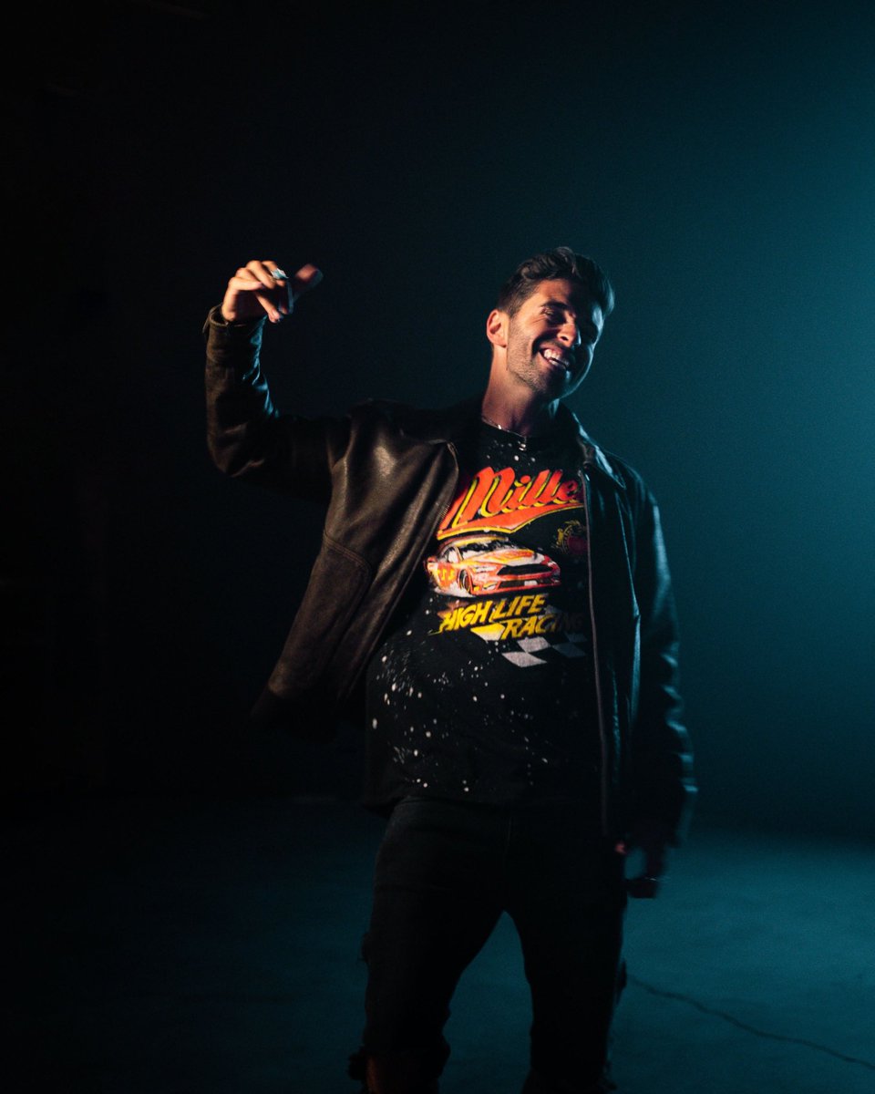 jakemiller's tweet photo. 3 HOURS #8Tattoos https://t.co/yfMccXMwDp