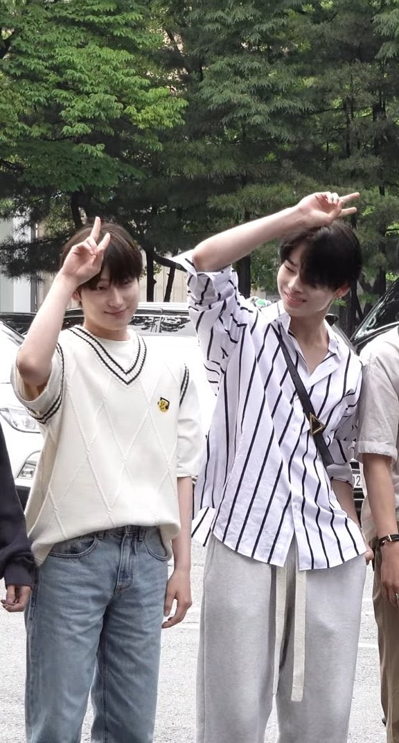 sunkissest's tweet photo. someone swearing and crying in my dms because of this picture smh https://t.co/homo4mJcar
