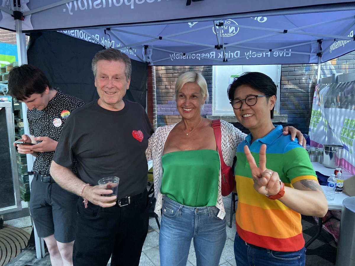TorontosMayor's tweet photo. Joined @The519 for Starry Night at Barbara Hall Park.

The 519 provides excellent support and services to 2SLGBTQ+ residents. 

Proud to continue to show my support for this important community organization and #Pride.

Happy #PrideMonth Toronto! https://t.co/ASTE8TgVz0