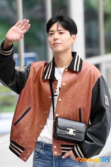 he is very handsome. 
good trip, bogum! 🤎

#ParkBoGumXCELINE
#parkbogum #박보검 #朴寶劍