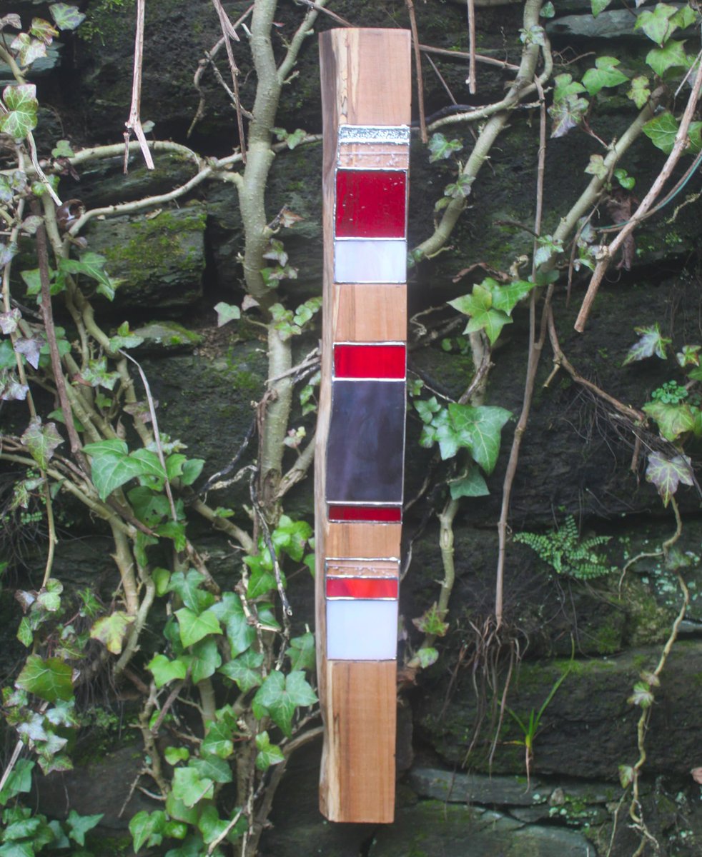 RoopDoopD's tweet photo. Wood and Glass Garden Sculpture. Stained Glass Mirror Decoration. Reclaimed Wood Garden Art https://t.co/SN4IYyccX6 #ChickenPink #Etsy #StainedGlassArt https://t.co/9A5Uz7epBX