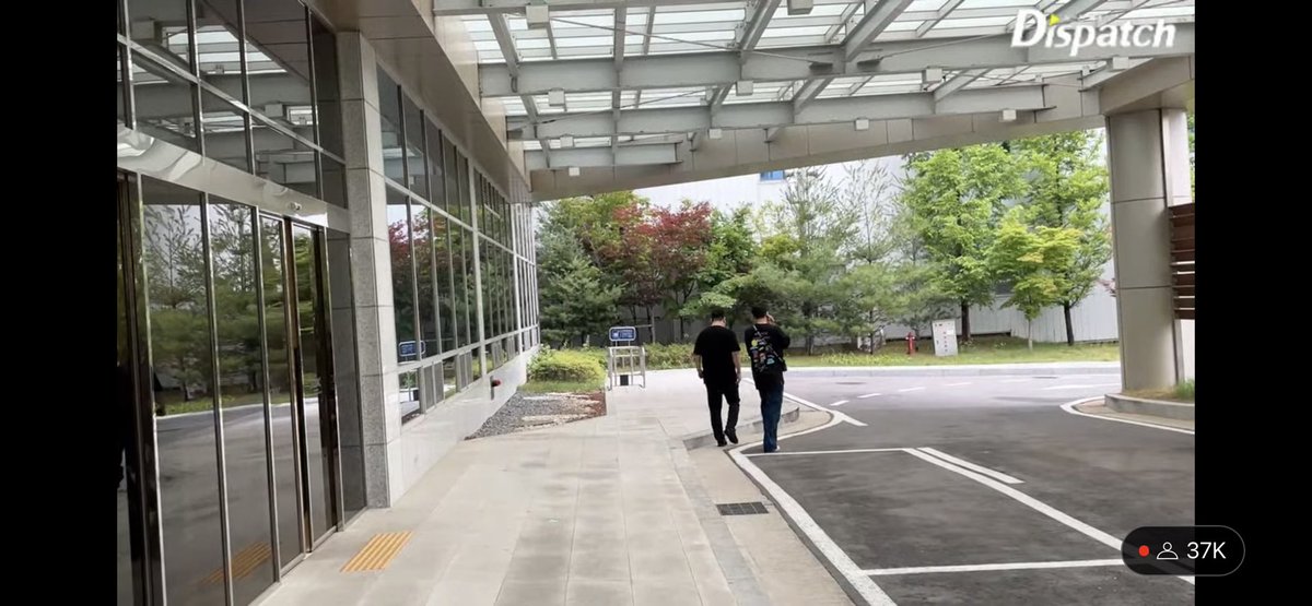 BBU_BLACKPINK's tweet image. Blinkssss 👀 🔭 

SAFE FLIGHT LALISA
#LisaAimeParis @BLACKPINK