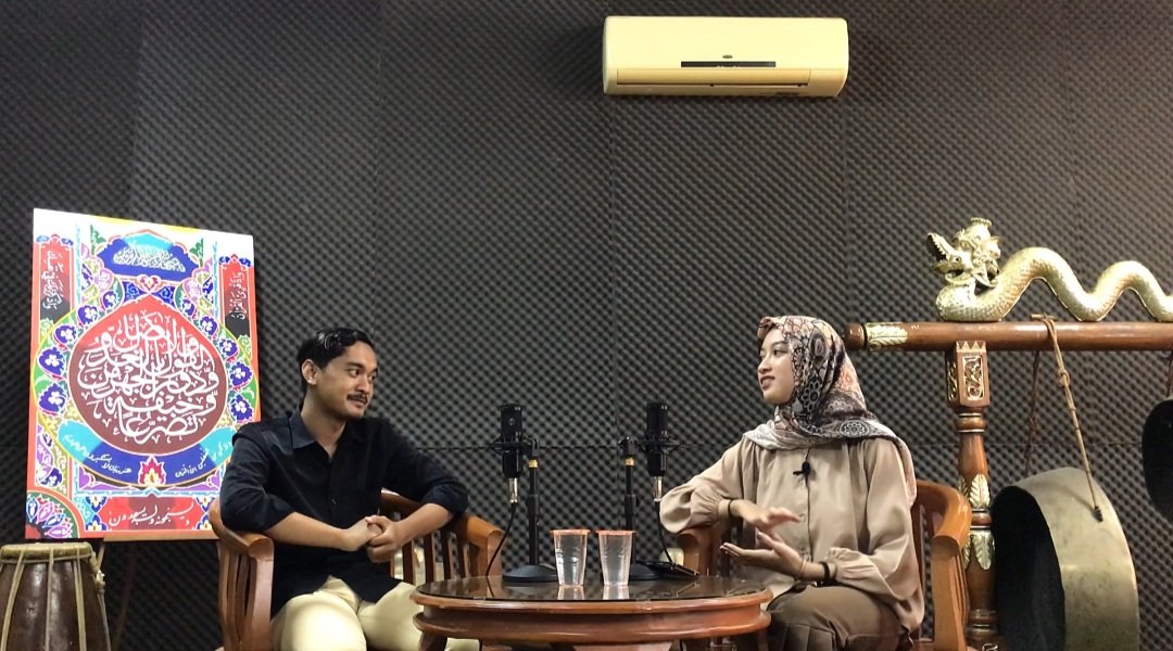 nabdynta's tweet photo. Saya, Dynta Nabila selaku Host Podcast sedang ngobrol seru bersama Mas Pradibyo Herdiansyah, S. Hum, M.A. Alumni S1 Bahasa dan Sastra Arab UIN Malang Peraih Beasiswa PMLD. Nantikan tayangan Full Videonya di Channel Humaniora UIN Malang Official Guys! https://t.co/jjdq4oOcax https://t.co/FAmNsg3FFU