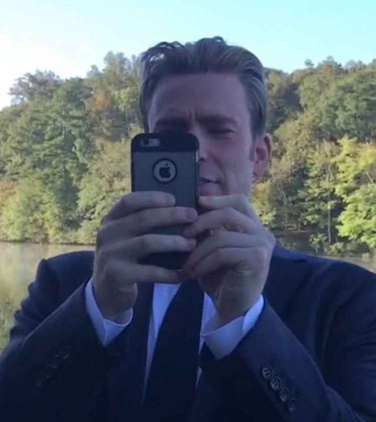 PopCrave's tweet photo. Chris Evans has upgraded from his iPhone 6s after 7 years. https://t.co/BxcMMV0LgE