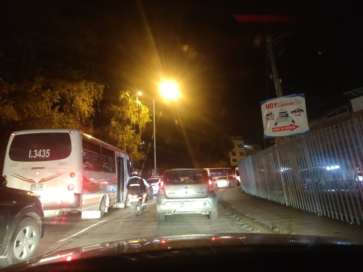 Jsgomezt's tweet photo. #SOSMovilidadVillamaria @VILLALCALDIA #villamariaintrasitable 20:36 de la noche y 20 minutos para entrar a Villamaria. Increíble la mala planeación https://t.co/laJ5IlcnHk