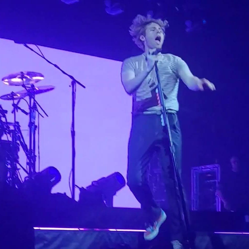 mloman02's tweet photo. The best @Luke5SOS photos are when he's jumping #5sosdenver https://t.co/BBJ20HjQNb