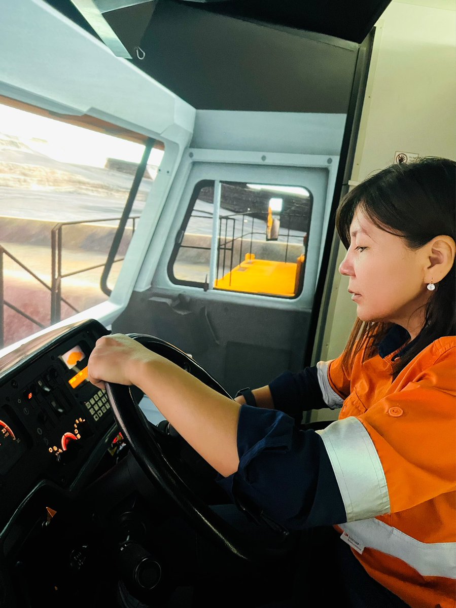 uurii10's tweet image. Уурхайн хүнд машин механизмын операторыг дэвшилтэт технологи ашиглан сургадаг. #simulatortraining