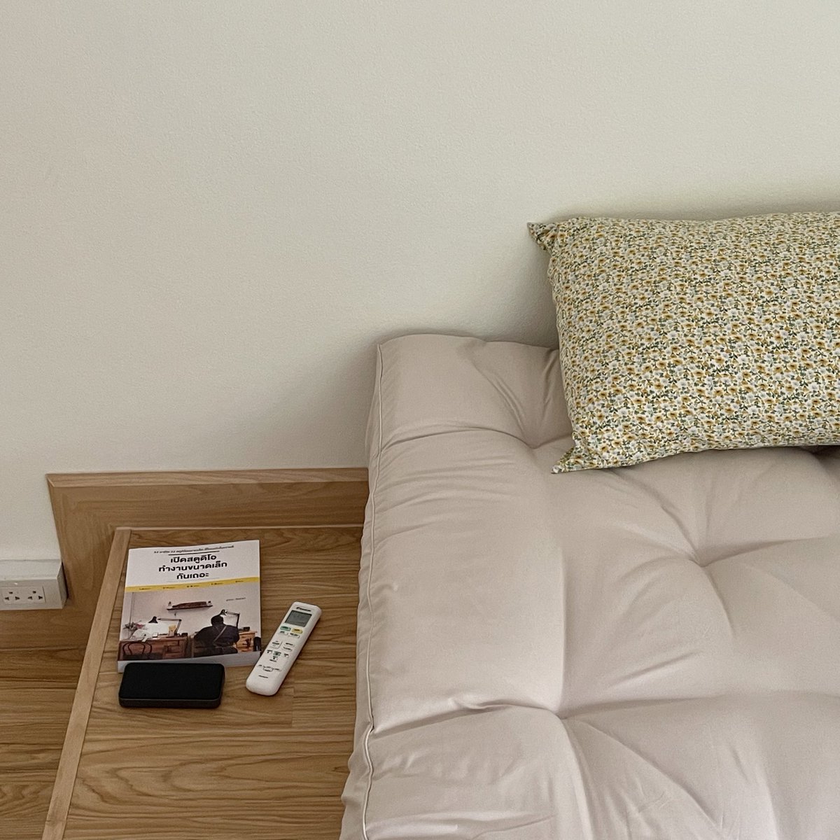 sfkkfs_'s tweet photo. ยกใจให้ท็อปเปอร์สีครีมเต็มๆ 🛌 ห้องดูสะอาดตาไปเลย มู้ดห้องเป็น warm tone ในแบบที่อยากได้ t-t แล้วท็อปเปอร์หนานู้มมมม ✨ ผ้า cotton นิ่มนิ้ม กันไรฝุ่น ลื่นๆเย็นๆ สบายตัว หลับแซ่บมาก 555 รู้สึกดีกับชีวิตทุกครั้งที่ตื่น https://t.co/Oe97RwJMQW
