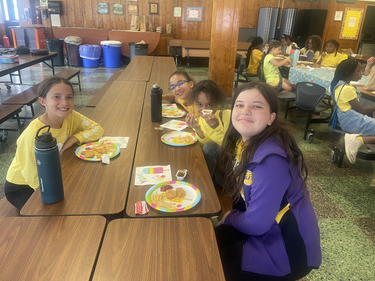 MrsSchmid_ICS's tweet photo. End of Year Party! 🍟🥳 @icschool_online https://t.co/EJ8pz42nyU