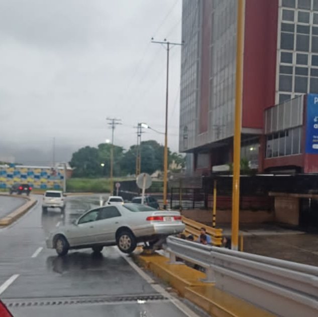 Jacobo_Vidarte's tweet photo. #Carabobo #Valencia 

Durante la tarde de hoy ocurrió un siniestro vial sobre el elevado de el #Viñedo https://t.co/2CA5QJVJGJ
