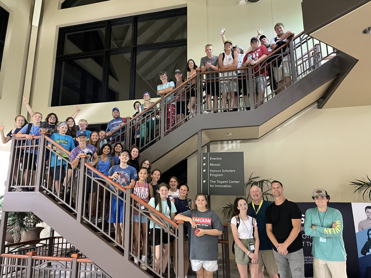 shane_pruitt78's tweet photo. Hey @bartbarber and @mhenslee ! Look who I had the privilege of hanging out with tonight!!! 😃👊🏼 Awesome group of students! #generatecamp https://t.co/oxbzFvuqge