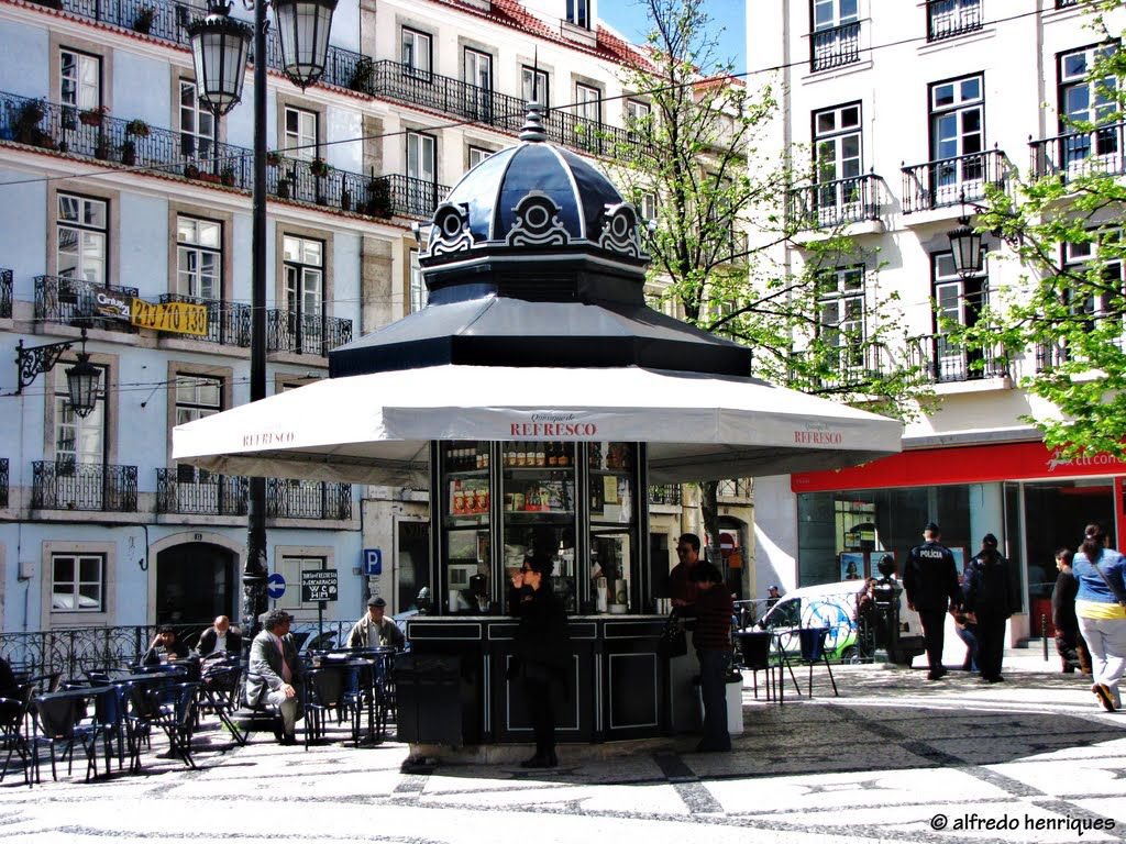 donnelly_b's tweet photo. Lisbon’s cafe kiosks are so wonderful. They anchor public life, place-make, and help to brand the city. If I were running for mayor of Toronto (which I’m not), I’d propose the following 👇 #TOpoli https://t.co/0d3hKaRub6