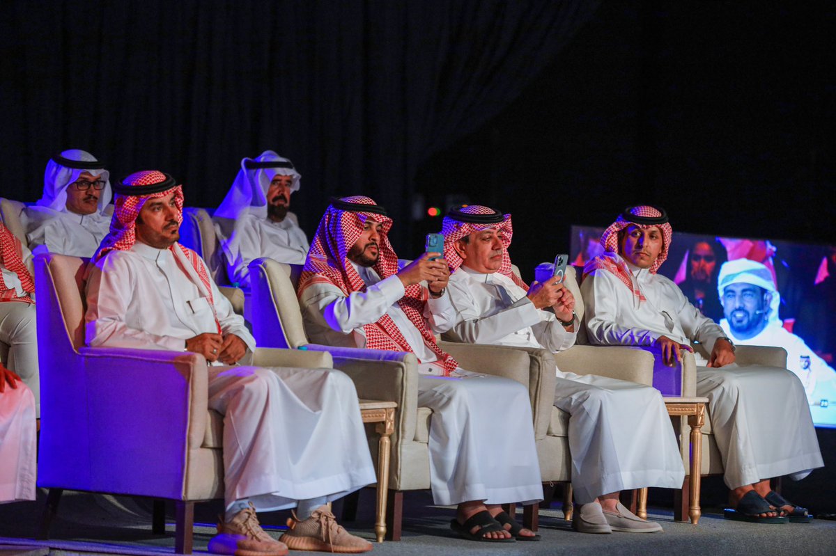 scrfgc's tweet photo. تكريم نائب رئيس الاتحاد السعودي للهجن 🐪
الاستاذ محمد حماد البلوي الفائزين في مسابقة #المعلق_الذهبي 🎙 https://t.co/VfBGTQ2K2K