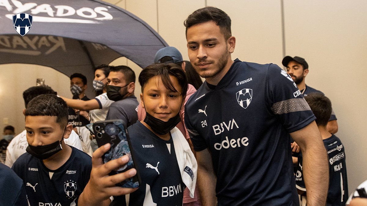 Rayados's tweet photo. 📸| ¡Nos unimos al #SelfieDay con nuestros #RayadosTexanos, durante el #RayadosFest de McAllen! 💙🤳🏻
#ArribaElMonterrey 🇫🇮 https://t.co/3JaE4HC2Bo