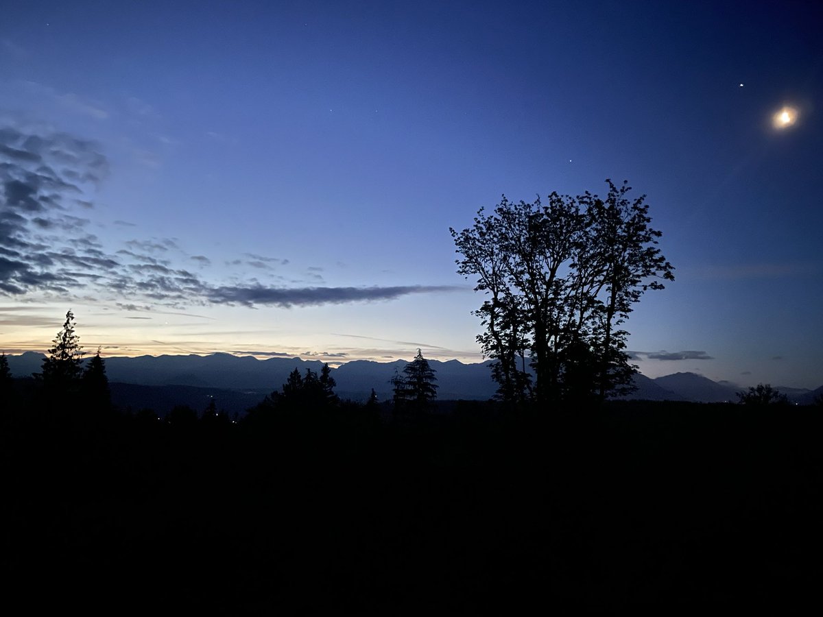 willbikeforfood's tweet photo. Pacific Northwest sunrise at 3:45 am to start the longest day of the year. Happy Summer Solstice everyone! #PacificNorthwest #upperleftcorner #SummerSolstice2022 https://t.co/SjKDwBPC17