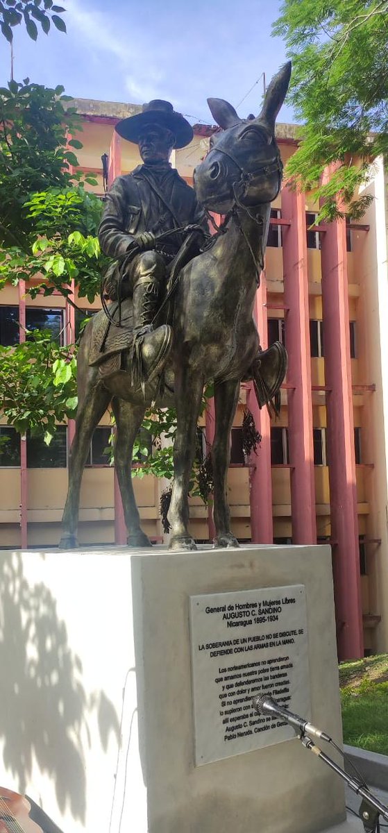 El líder de la lucha por la liberación nacional de #Nicaragua, Gral. Augusto C. Sandino, tiene hoy un lugar de honor en la Universidad de #Panamá, tras la inauguración el #20junio del monumento que honra su sacrificio, coraje y ejemplo patriótico que recorre toda América Latina.