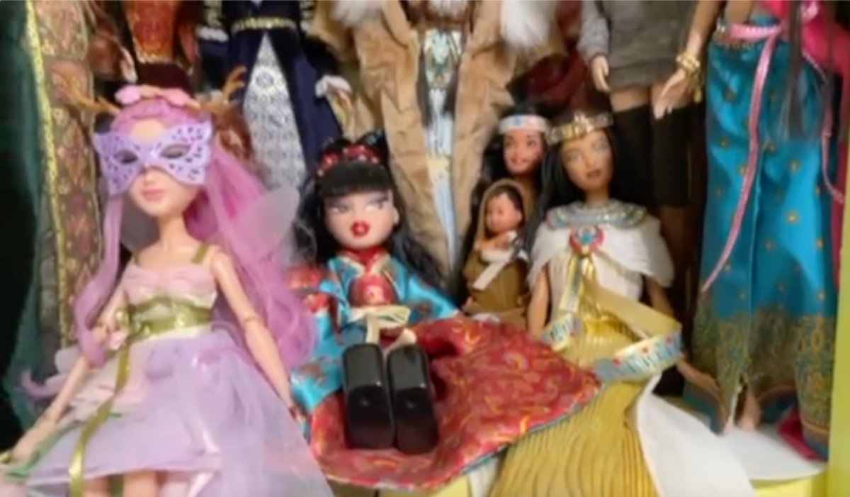 Gh0stly_Flower's tweet photo. You know I am out of shelf space when I have dolls from such different doll lines on the same shelf.
#barbie #projectmc2 #bratz https://t.co/JC6HcjtQXN