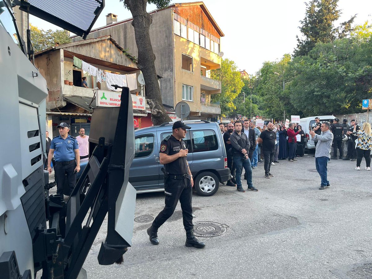 MTanal's tweet photo. #Beykoz Belediyesi, mahkeme kararına uymadı. 

Tokatköy Mahallesi kentsel dönüşüm mağdurlarıyla uzlaşmak, taleplerini dinlemek yerine, vatandaşın elektrik, su ve doğalgazını kesmek üzere TOMA'lar eşliğinde mahalleye girdiler. Derhal yanlıştan dönün! @RTErdogan @Beykoz_Bld https://t.co/pTD0gNGLde
