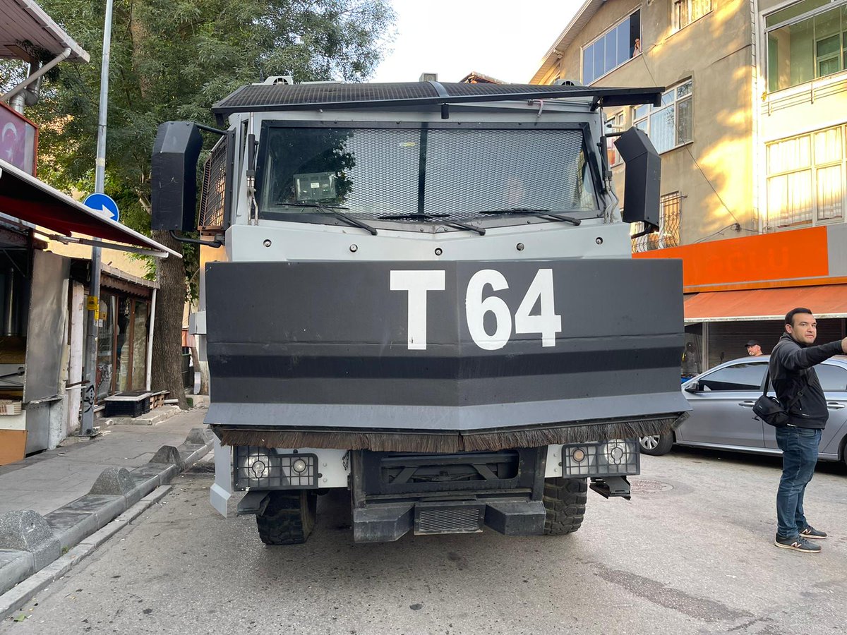 MTanal's tweet photo. #Beykoz Belediyesi, mahkeme kararına uymadı. 

Tokatköy Mahallesi kentsel dönüşüm mağdurlarıyla uzlaşmak, taleplerini dinlemek yerine, vatandaşın elektrik, su ve doğalgazını kesmek üzere TOMA'lar eşliğinde mahalleye girdiler. Derhal yanlıştan dönün! @RTErdogan @Beykoz_Bld https://t.co/pTD0gNGLde
