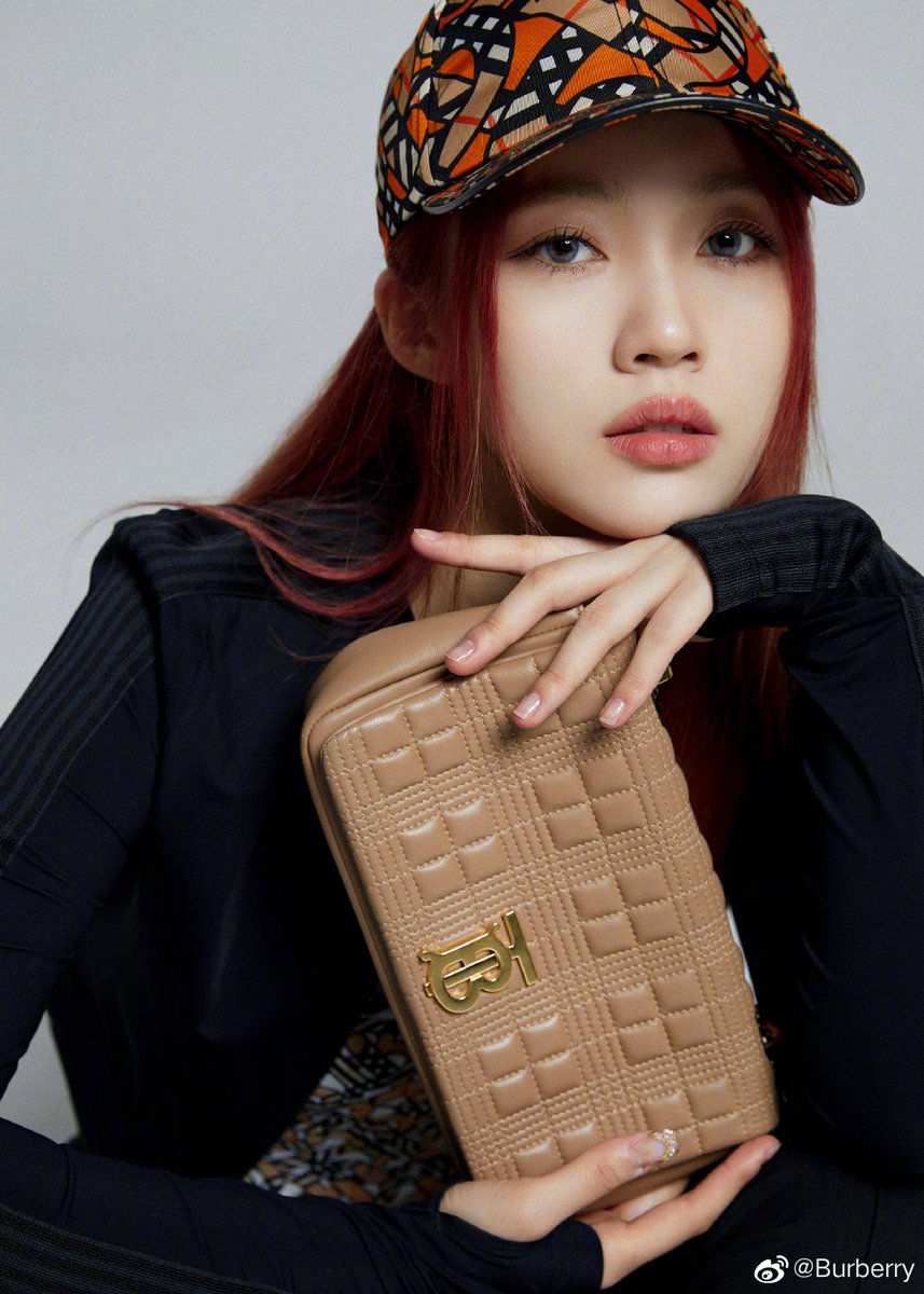 FuYaning x Burberry

Introducing #TheLolaBag 
#TBMonogram collection

Discover more : cn.burberry.com/c/signature-ba…

#符雅凝 #FuYaning #푸야닝 #ヤーニン #ฝูหย่าหนิง #Burberry <a href="/Burberry/">Burberry</a>