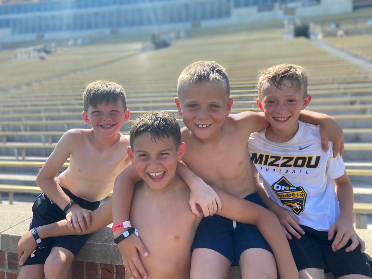 cornelius_2's tweet photo. Kearney boys repping well in Columbia today! @Kearneybulldog1 @CoachMinnick @CoachDrinkwitz https://t.co/wvyDVXcrhE
