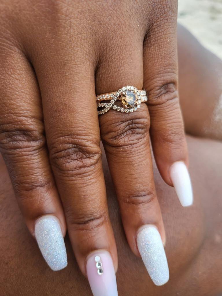 huney_Tee's tweet photo. He proposed and I SAID YESSSS❤️ https://t.co/CcW8DjEuq9