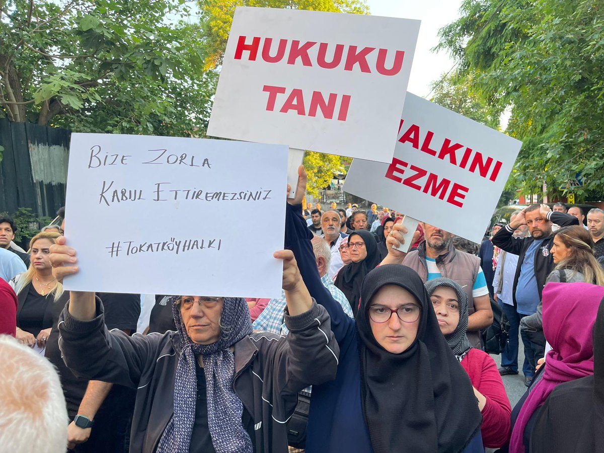 MTanal's tweet photo. #Beykoz Belediyesi, mahkeme kararına uymadı. 

Tokatköy Mahallesi kentsel dönüşüm mağdurlarıyla uzlaşmak, taleplerini dinlemek yerine, vatandaşın elektrik, su ve doğalgazını kesmek üzere TOMA'lar eşliğinde mahalleye girdiler. Derhal yanlıştan dönün! @RTErdogan @Beykoz_Bld https://t.co/pTD0gNGLde