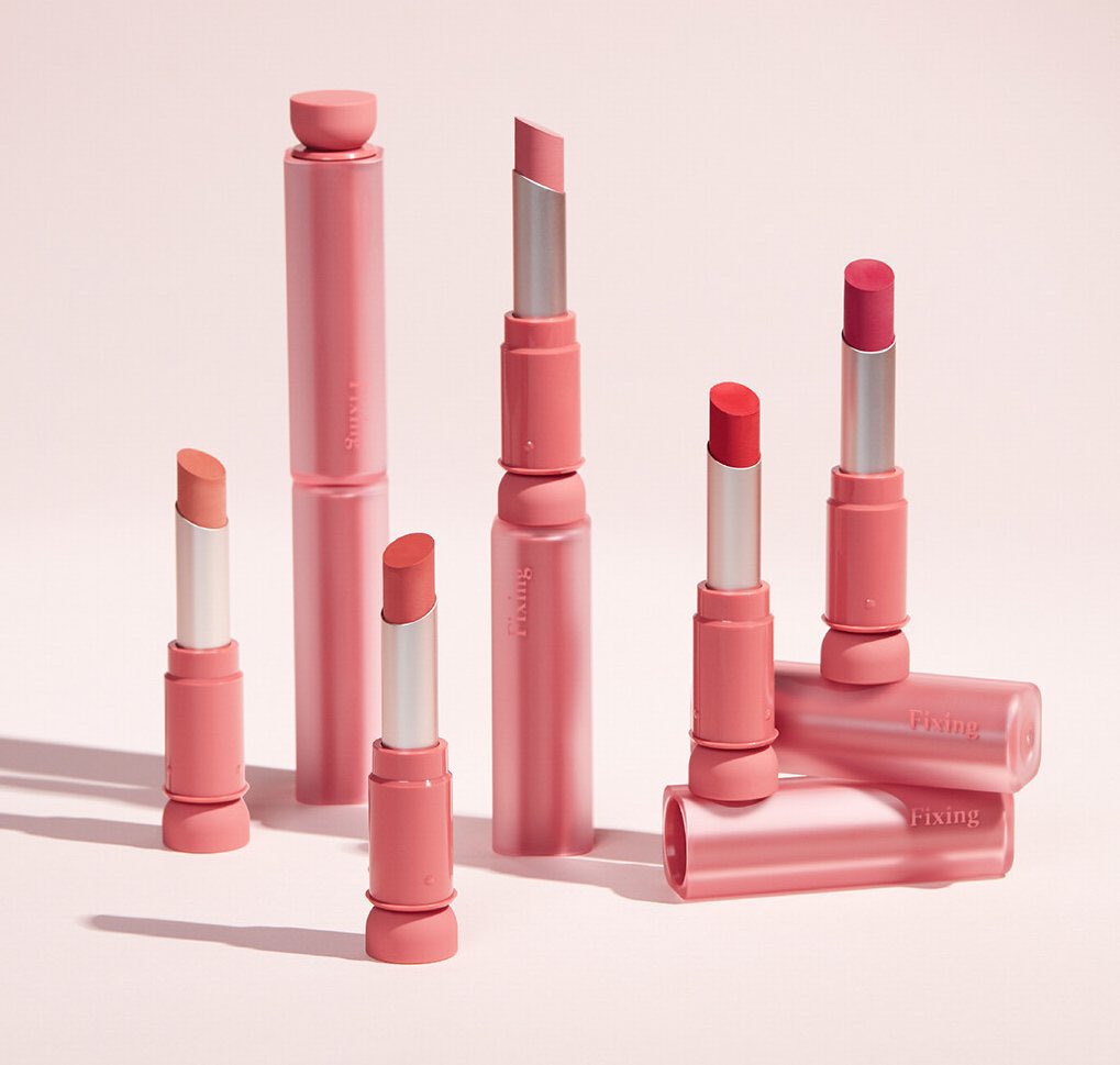 SONGJE_S's tweet photo. สาวก etude fixing tint เตรียมตัวเลยค่ะ เกียมออก แบบสติ๊กกกแล้ว รุ่นนี้คือที่สุดนะ แมทละมุน ไม่ติดแมสก์ที่แท้ แพ็กเก็จ น่ารักกสุด🫶🏻〰️ https://t.co/5svXLE3s7f