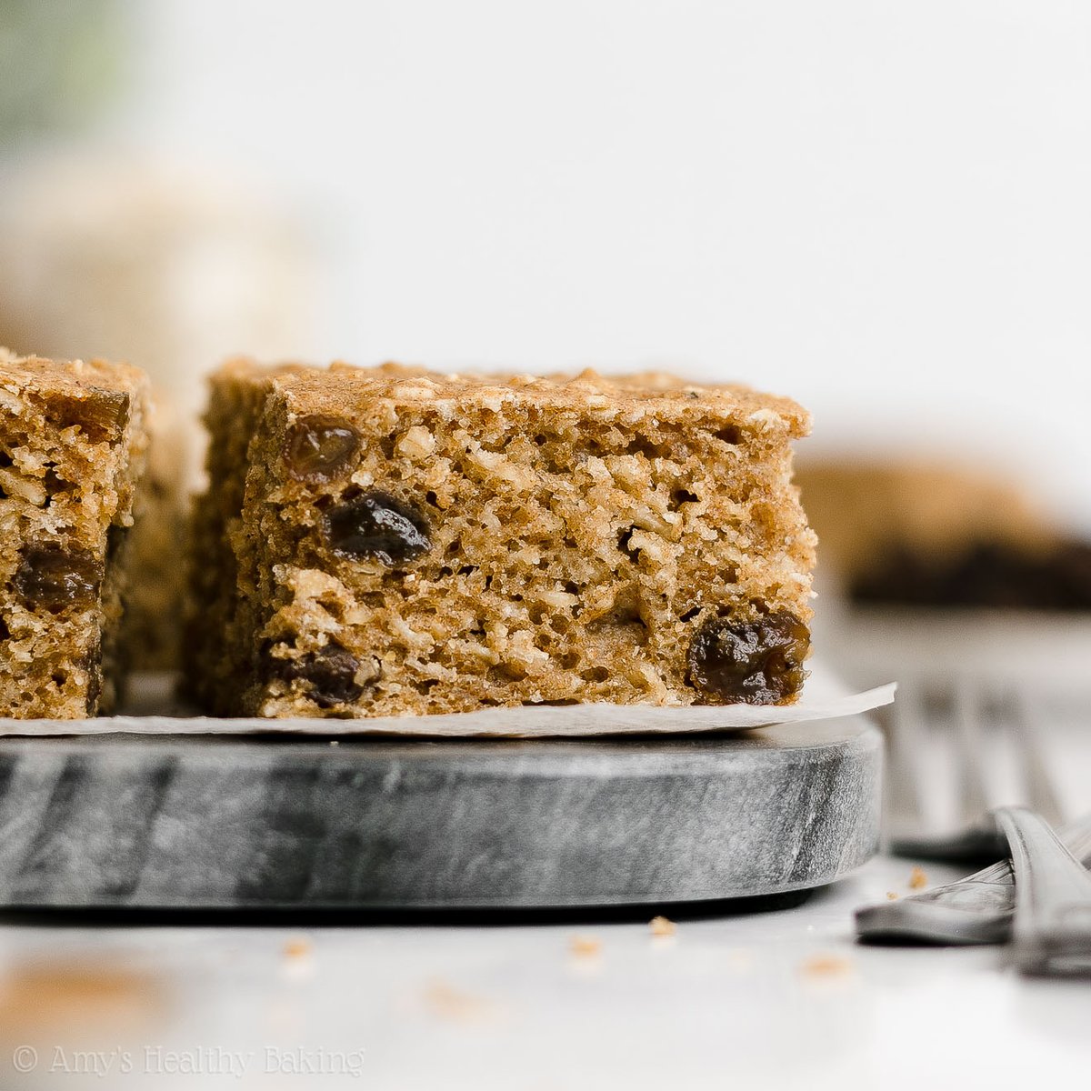 {NEW} #Healthy Oatmeal Raisin Snack Cake! 🍰 It reminds me of my favorite oatmeal raisin cookies! 🍪 It's really soft, moist &amp; simple to make — and it's perfect for breakfast too! 🤗 #ad #bobsredmill #recipe: amyshealthybaking.com/blog/2022/06/2…