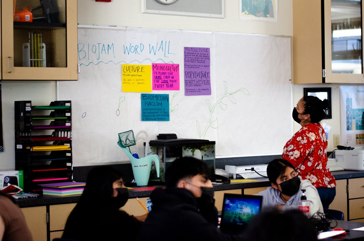 biojamcamp's tweet photo. Advancing #polyculture in agriculture and #STEM at #biojamcamp day 2 ๐ฑ๐๐พ. Our 30 bilingual migrant teens read โTowards Polycultureโ in English and Spanish, written by @BerondaM and published by @growbyginkgo
https://t.co/zClftPOCoN https://t.co/hWFAGdXvvg