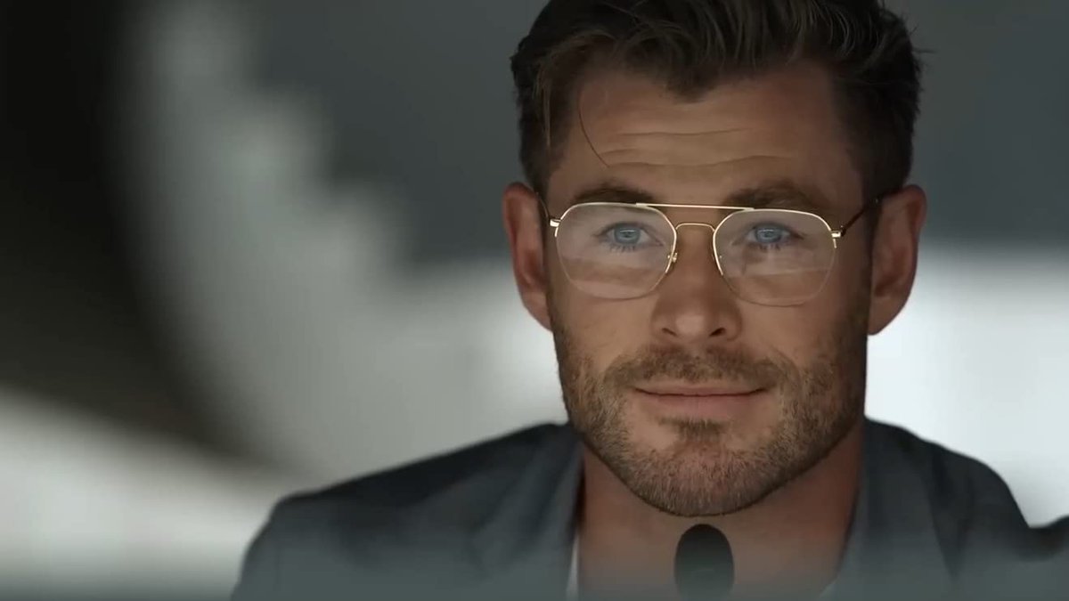 #Spiderhead as a movie is just ehhhhh, but Chris Hemsworth with glasses is a big YES for me