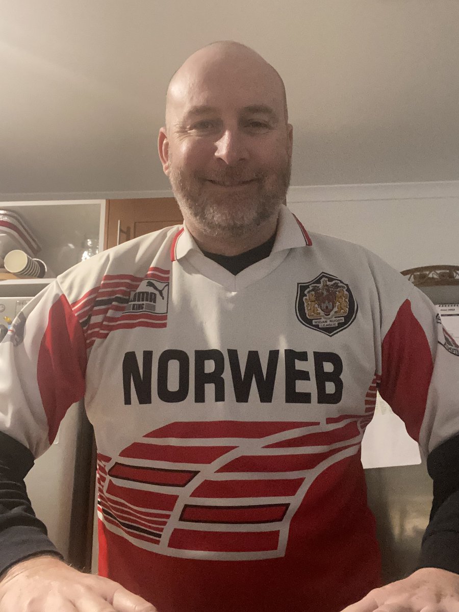 AdelaideRamPage's tweet image. #letsgonewarriors! Now for the @WiganWarriorsRL.  Peak 90’s English Rugby League doesn’t get better than the #wigan + #norweb kit. One of my all time favourite designs. I also met @Jason15Robinson (an ambassador for my former company), who played in this beaut. Gotta love it!!
