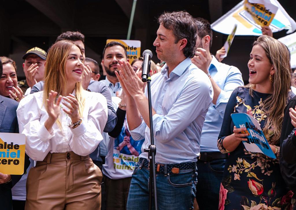 AndreeUribeM's tweet photo. Qué orgullo hace parte del gabinete que cree en la posibilidad de un mejor futuro para Medellín y trabaja incansablemente para hacerlo realidad.
#QuinteroMiAlcalde https://t.co/9TRi8yfAdN