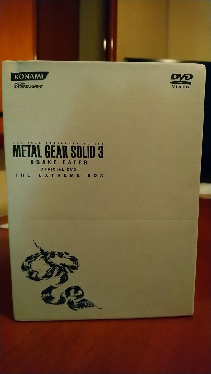 ItalianJoe83's tweet image. A photo thread about my copy of the #MetalGearSolid3SnakeEaterOfficialDVDTheExtremeBox I saw on a #PSMania 2.0 issue which includes the #Shedding booklet (now translated in english by @NilsPommerenke) despite I don't understand japanese at all
#MGS3
@Kojima_Hideo
@HIDEO_KOJIMA_EN