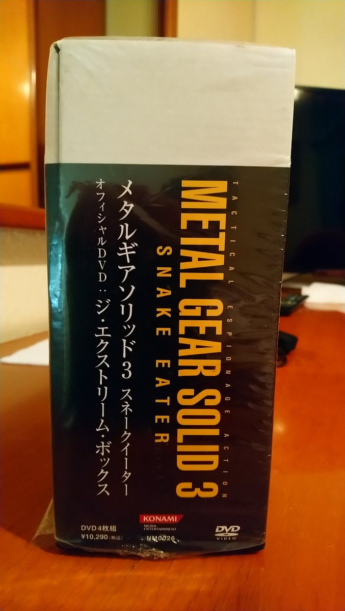 ItalianJoe83's tweet image. A photo thread about my copy of the #MetalGearSolid3SnakeEaterOfficialDVDTheExtremeBox I saw on a #PSMania 2.0 issue which includes the #Shedding booklet (now translated in english by @NilsPommerenke) despite I don't understand japanese at all
#MGS3
@Kojima_Hideo
@HIDEO_KOJIMA_EN