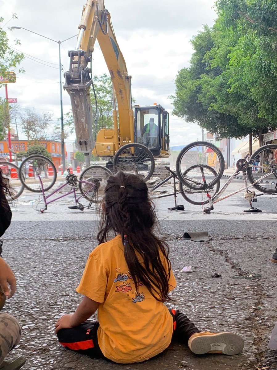 Un gobierno más que finge ser ecologista, cae ante el lobby del coche, por unos cuantos pesos, echa al traste una oportunidad de regenerar su ciudad, triste <a href="/EF_Galindo/">Enrique Galindo C</a> en plena crisis climática, esto es imposible y decepcionante.