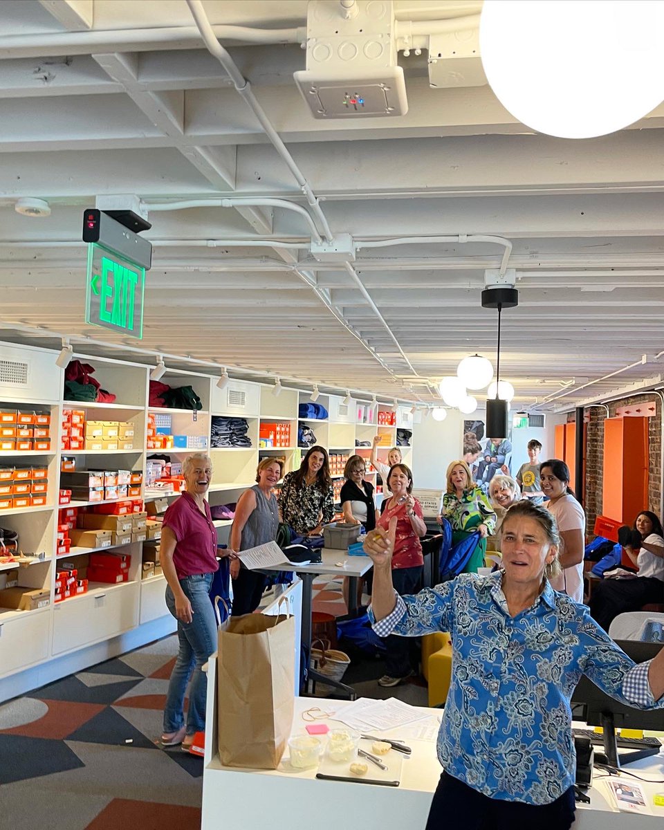 TheLeague_LA's tweet photo. Today #OperationSchoolBell hosted volunteers from NGA Hancock Park. Everyone had a great time serving local women’s shelters; providing them with brand new school supplies and clothing! 😍
Thank you, members and volunteers!
#imagineLA
#Aviva
#goodshepherd https://t.co/vw5bEaMYua