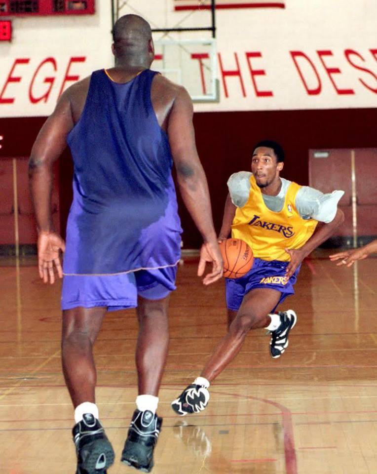 timelesssports_'s tweet photo. Kobe and Shaq during a 1997 practice at College of the Desert. https://t.co/GKfrnjrIXX