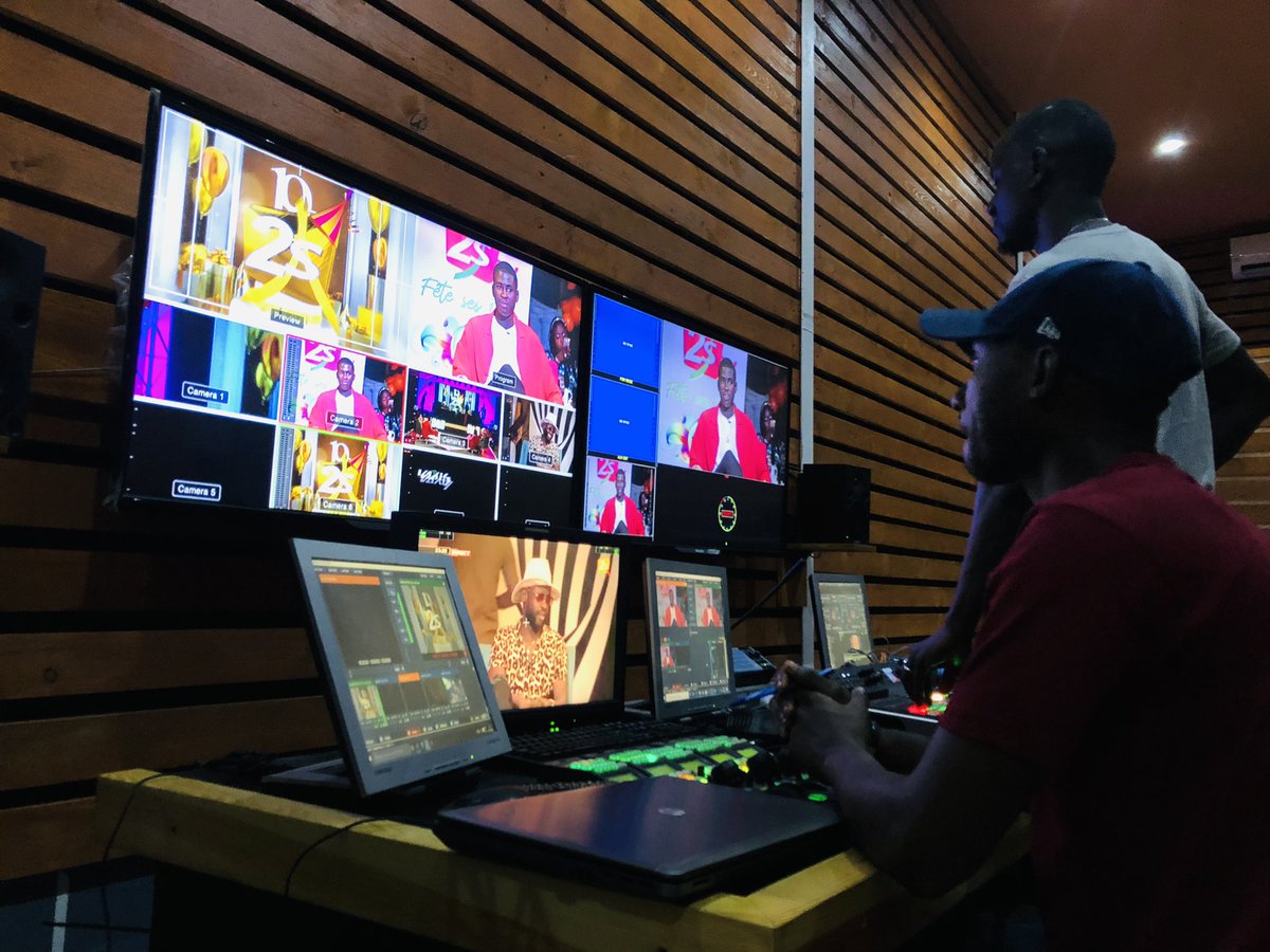 2stvsenegal's tweet photo. 🎉LA FÊTE 🥳 NE S’ARRÊTE PAS…VOTRE PLATEAU SPÉCIAL LIVE AVEC ALIOUNE MBAYE NDER C’EST EN DIRECT ET À L’INSTANT AVEC #DJLHEUCHA, #TAPHATOURE, #KHADIJAPATRA ET #RACKYAIDARA À LA PRÉSENTATION 🎉 https://t.co/ntJZTAKRCM